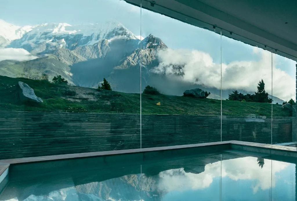 shinta mani mustang przeszklony basen wewnętrzny z widokiem na góry