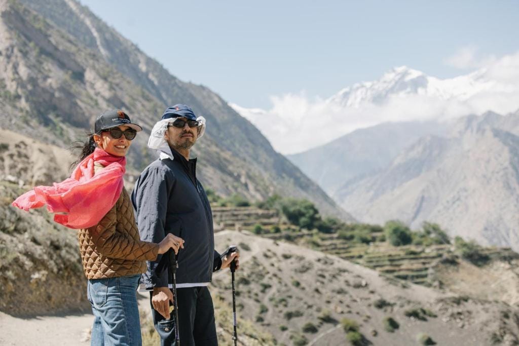 shinta mani mustang ludzie spacerujący po górach blisko hotelu