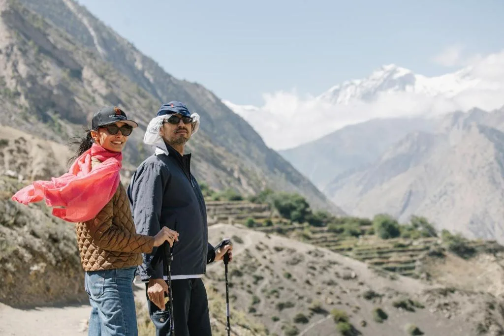 shinta mani mustang ludzie spacerujący po górach blisko hotelu