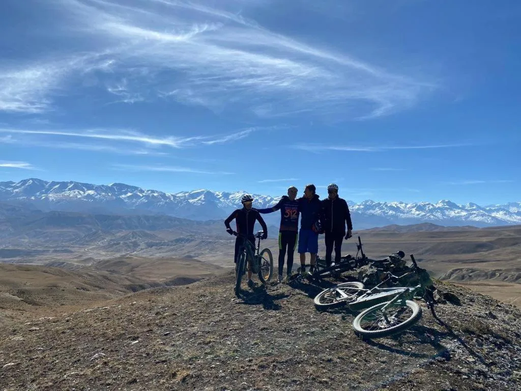 shinta mani mustang wycieczki rowerowe