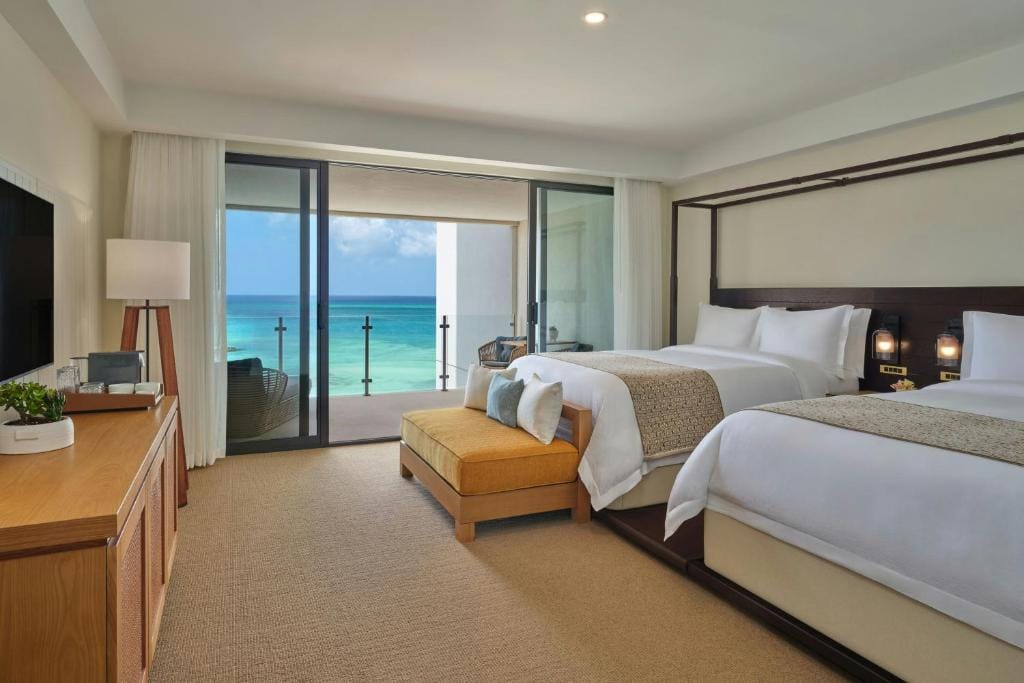 the st regis aruba resort duża sypialnia z widokiem na morze