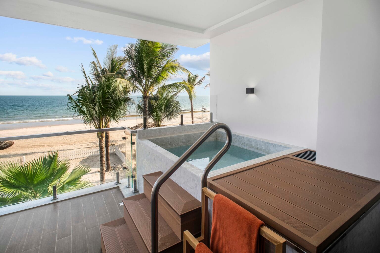 beachfront suite jacuzzi