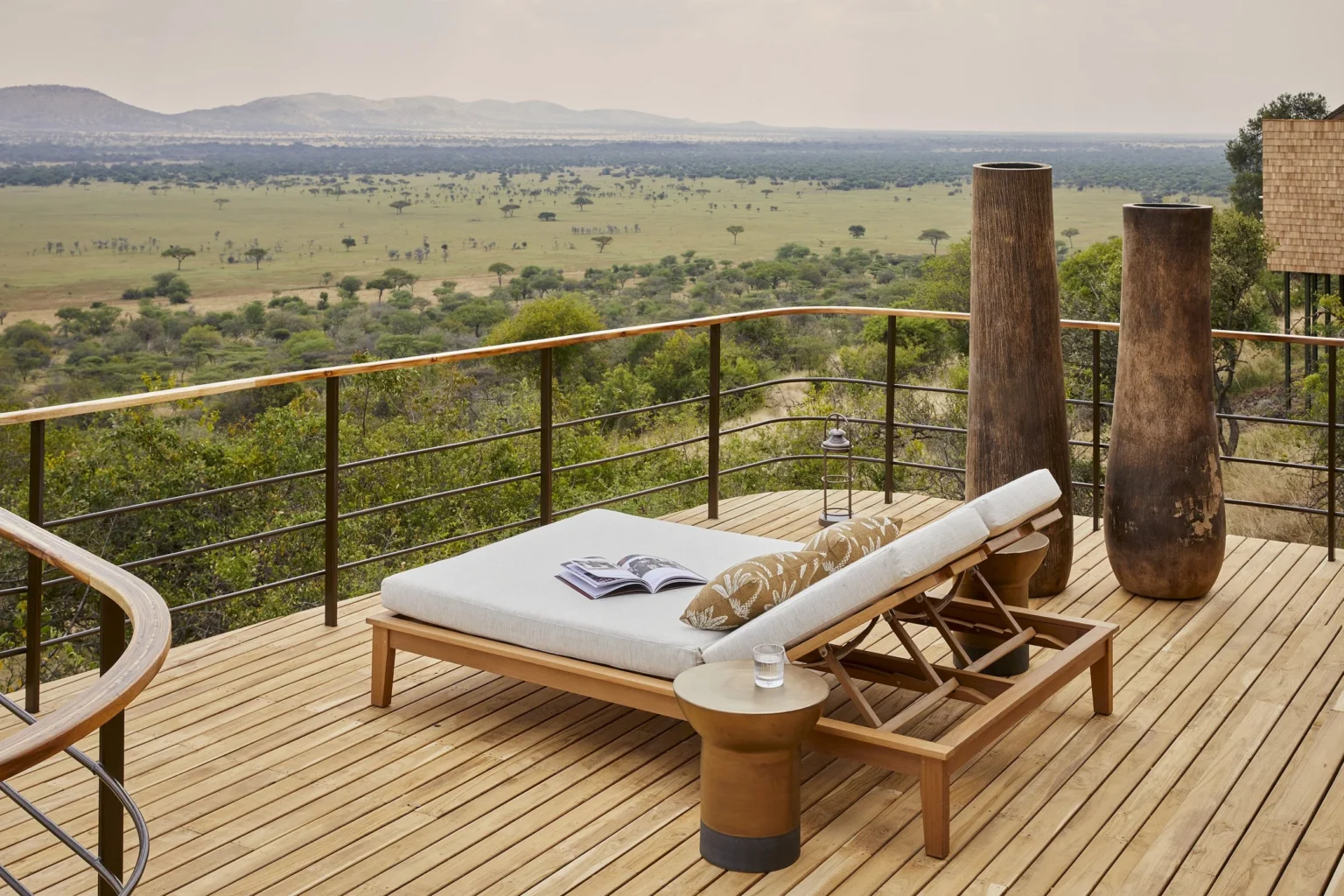 laba grumeti art lodge taras z leżakami