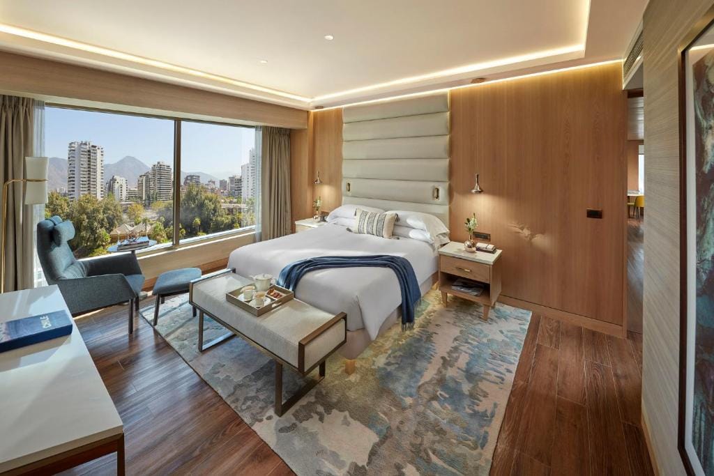 mandarin oriental santiago sypialnia z dużym podwójnym łóżkiem