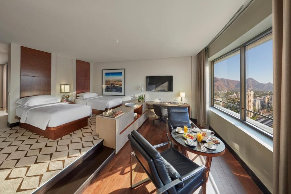 mandarin oriental santiago sypialnia z dwoma łóżkami i widokiem na miasto