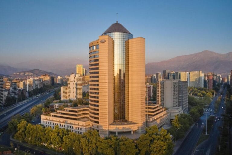 mandarin oriental santiago budynek o zachodzie słońca z drona