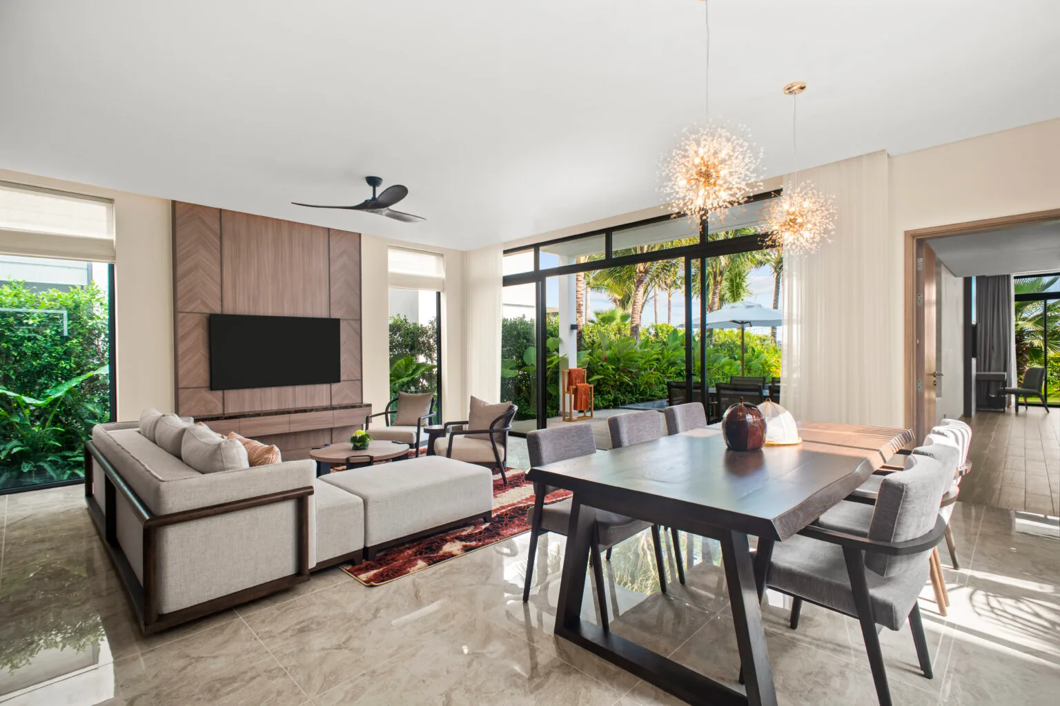 люкс з однією спальнею та вітальнею з басейном