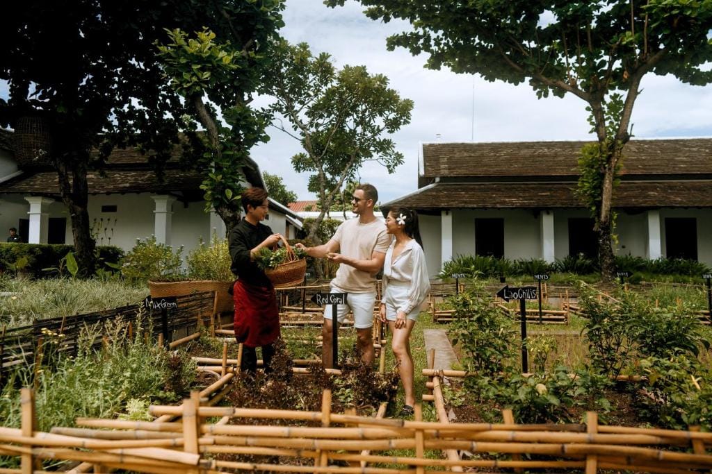 sofitel luang prabang para zwiedzająca ogrody hotelu