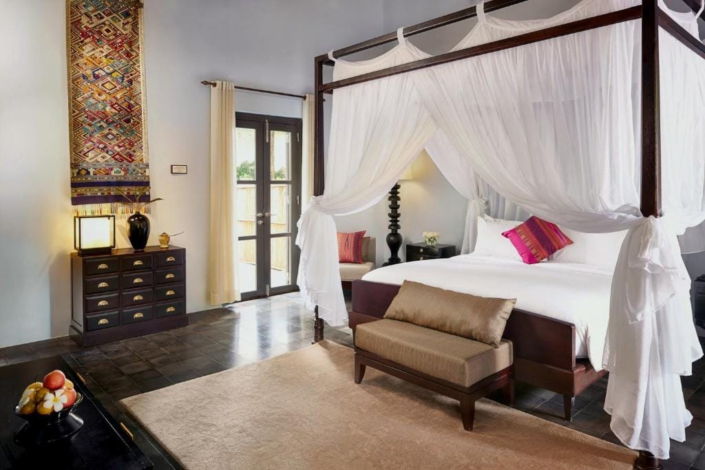 sofitel luang prabang duża sypialnia z baldachimem