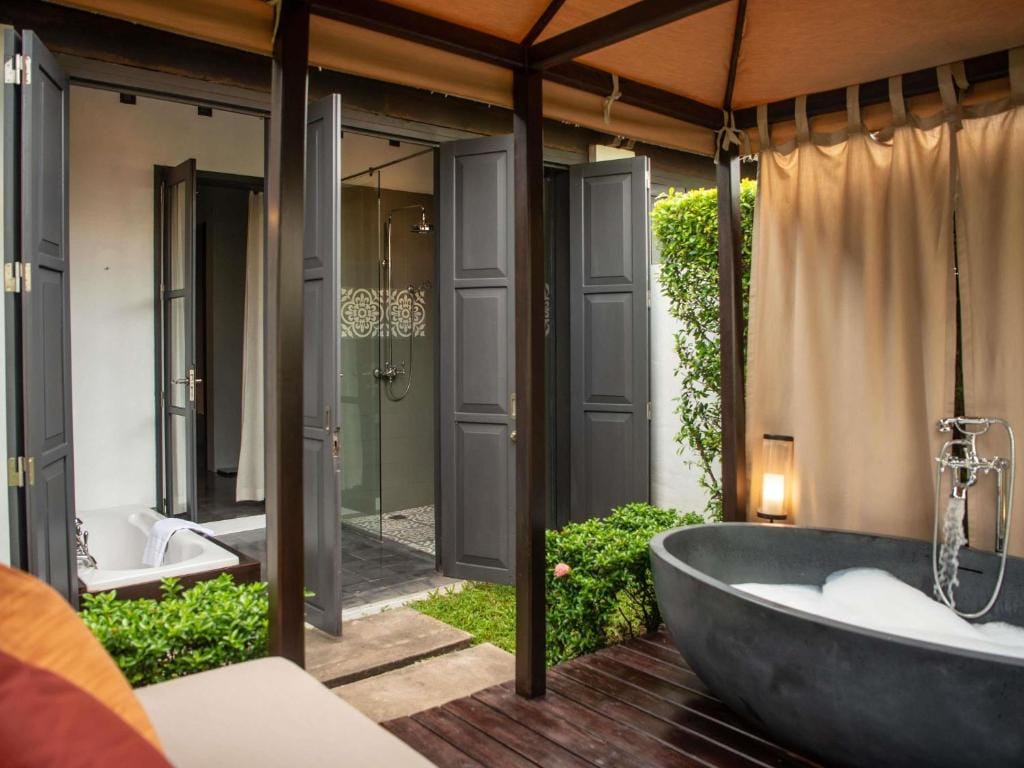sofitel luang prabang łazienka z wanną na tarasie