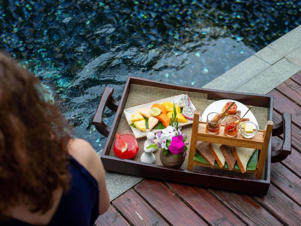 sofitel luang prabang jedzenie serwowoane na tacach na wodę