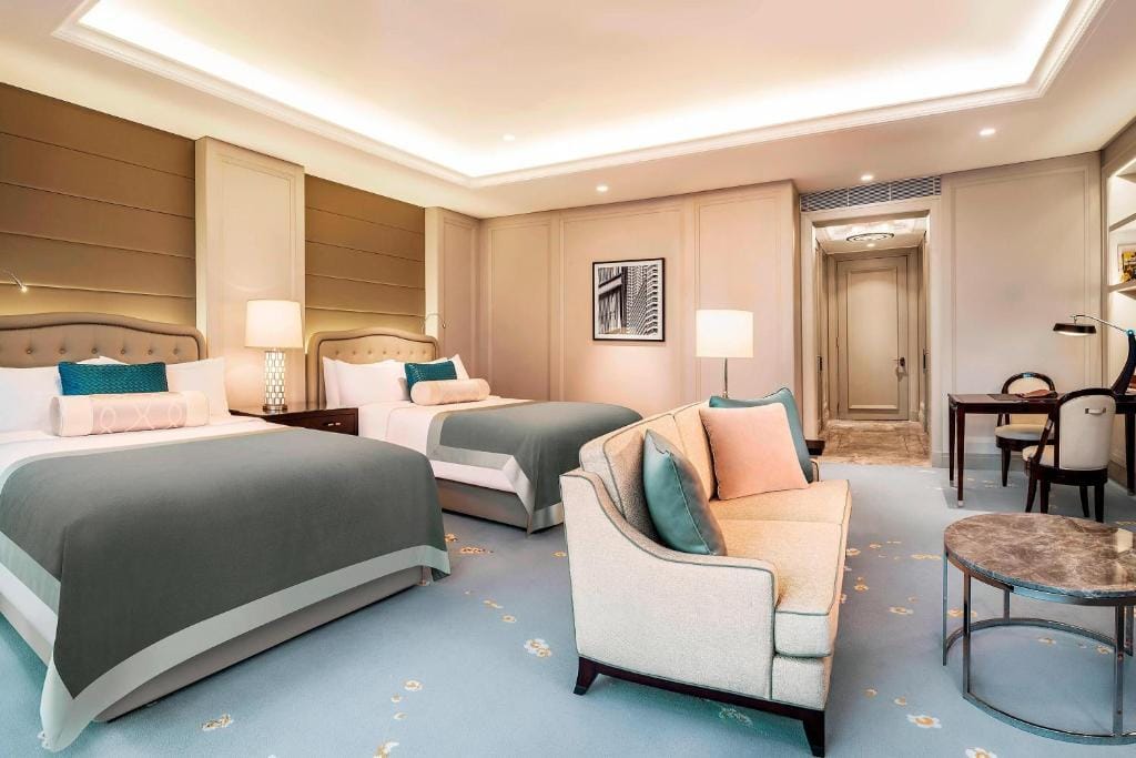 the st. regis kuala lumpur sypialnia podwójne łóżka