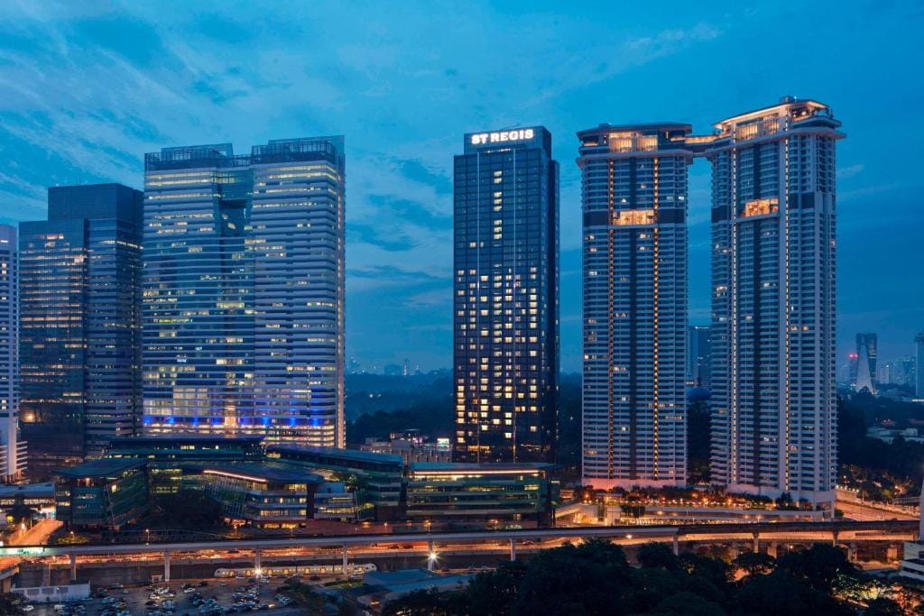 the st. regis kuala lumpur widok miasta nocą