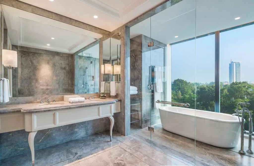 ванная комната с видом в отеле St. Regis Kuala Lumpur