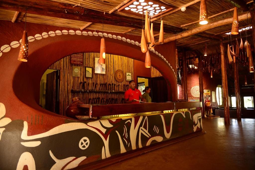 amboseli serena safari lodge bar w stylu afrykańskim