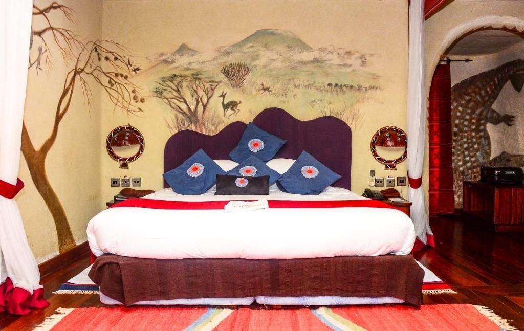 amboseli serena safari lodge komfortowe duże dwuosobowe łóżko w stylu afrykańskim