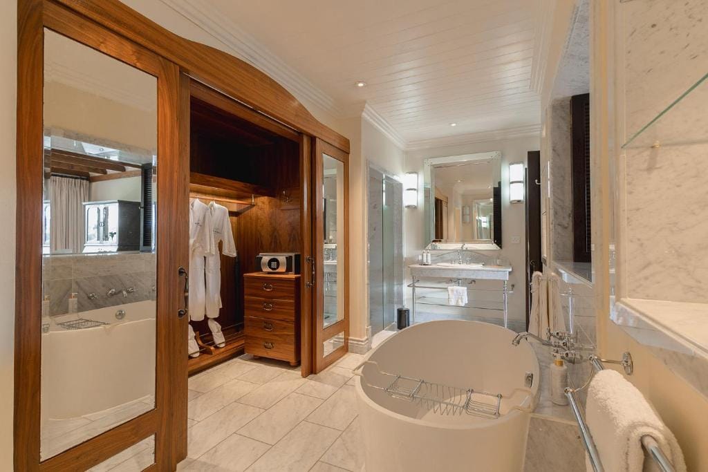 hemingways nairobi kenia duża łazienka z garderobą i wanną