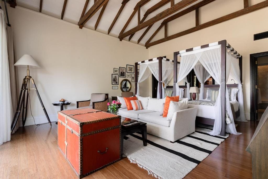hemingways nairobi kenia sofa z dużymi łóżkami osobnymi