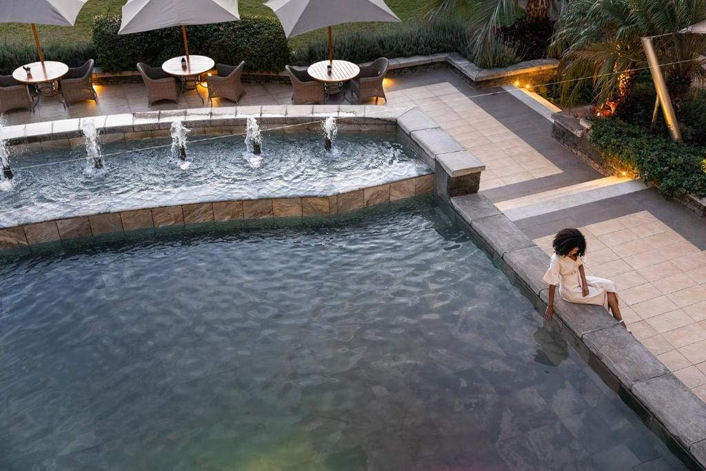 hemingways nairobi kenia fontanna ozdobna przed obiektem