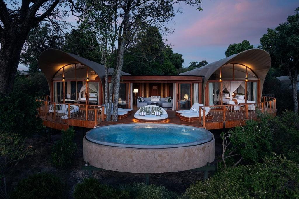 the ritz carlton masai mara safari camp taras i basen wieczorem