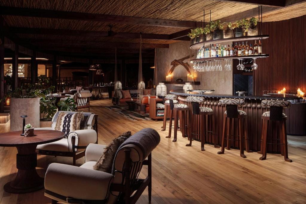the ritz carlton masai mara safari camp bar wieczorową porą