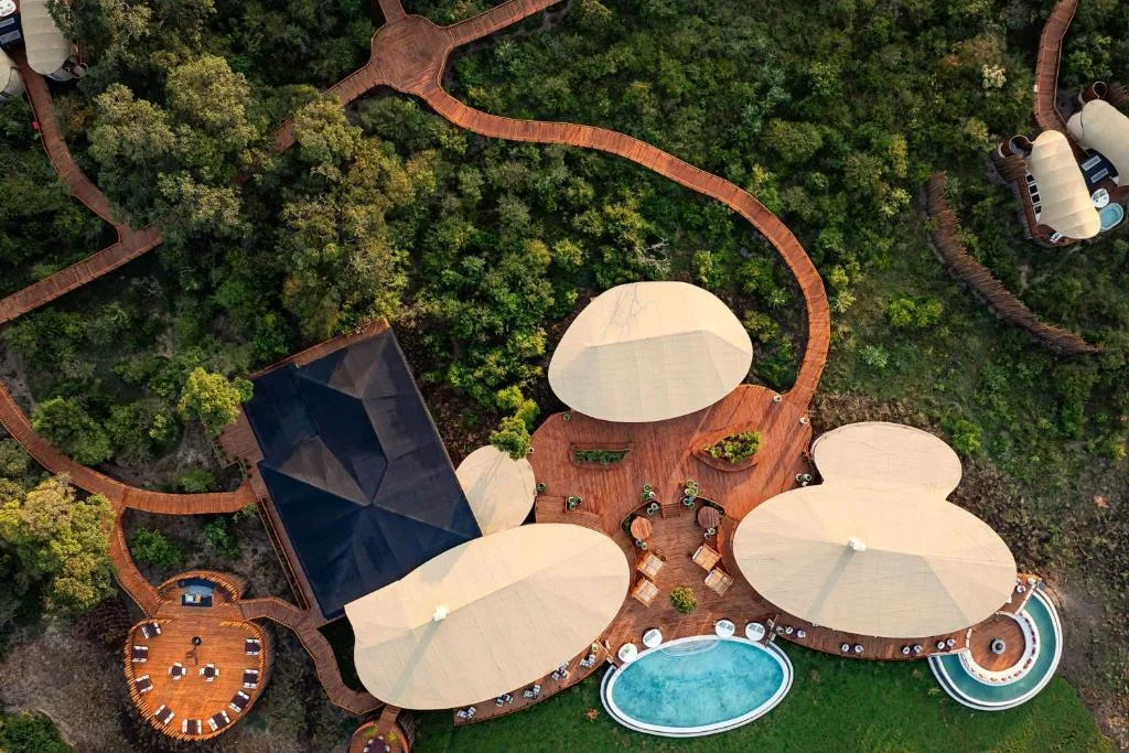 the ritz carlton masai mara safari camp widok z góry na ścieżki oraz baseny