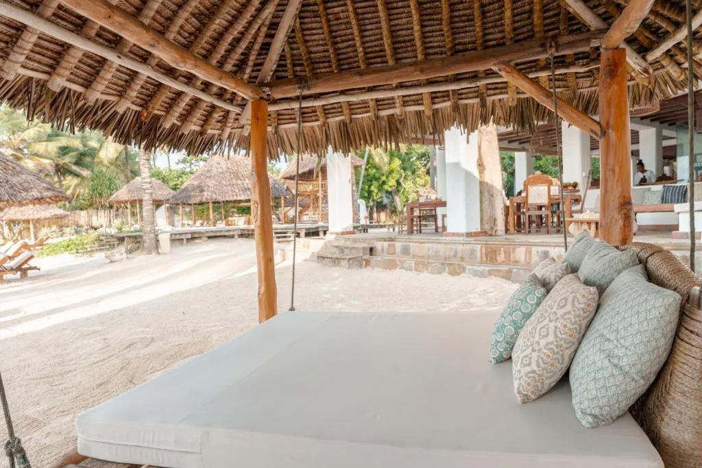 waterlovers beach resort wypoczynek na plaży dwuosobowe leżaki pod dachem