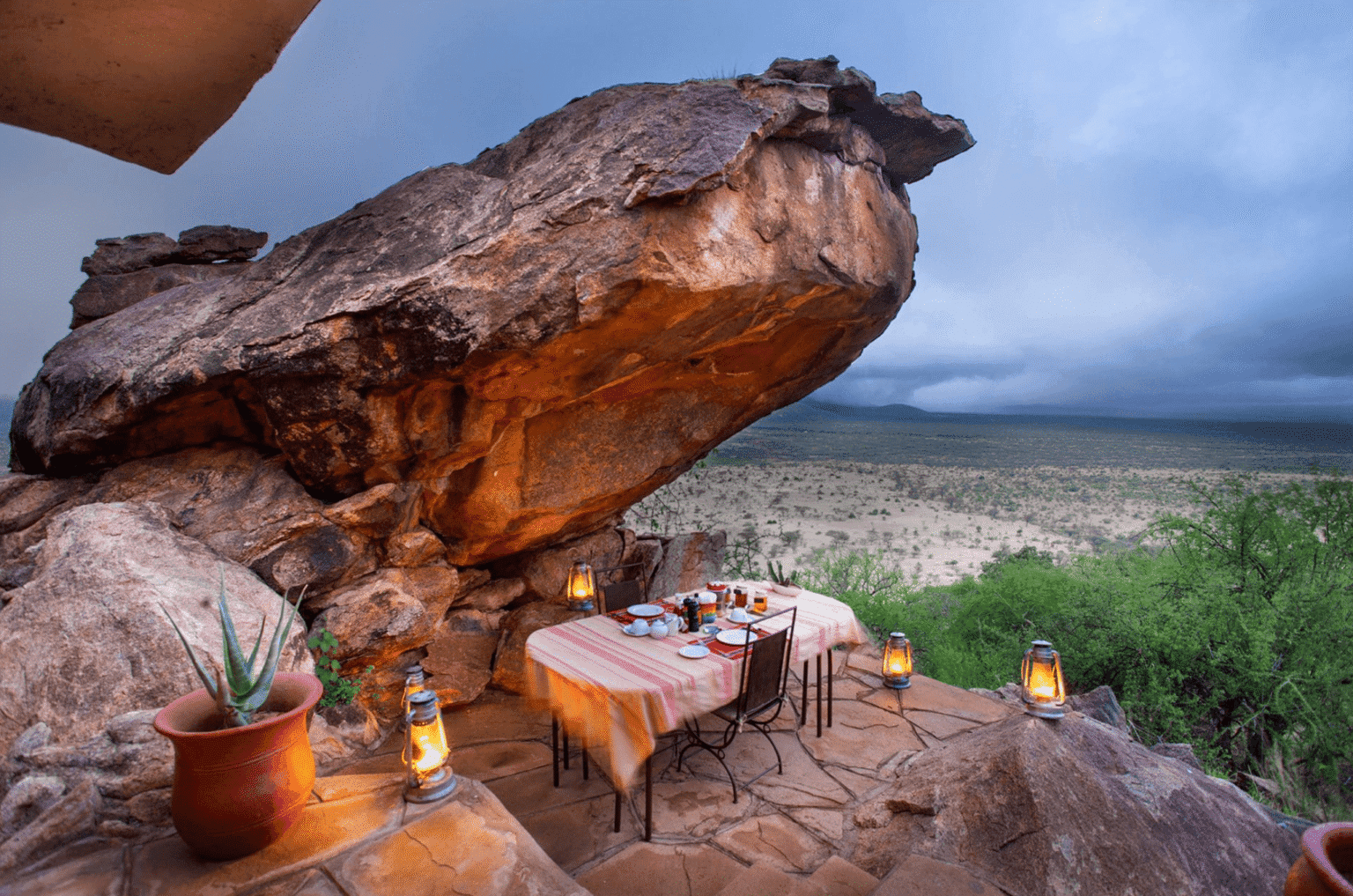 Base Camp Saruni Samburu kolacja z widokiem na przyrodę pod skałą