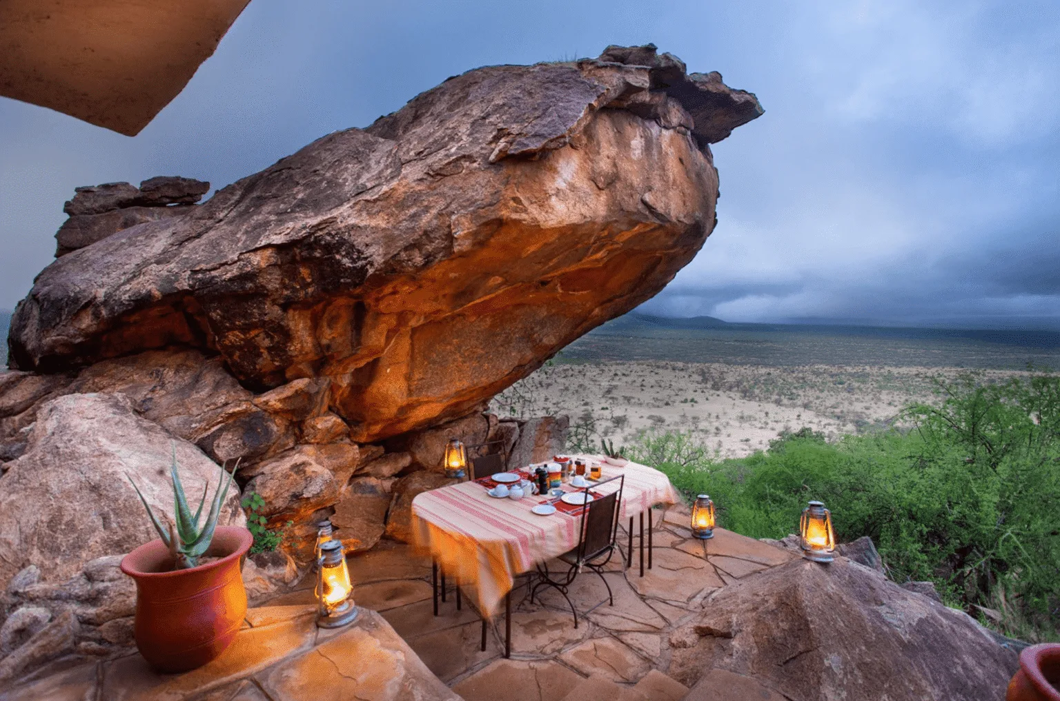 Вечеря в базовому таборі Саруні, Самбуру, з видом на природу під скелею
