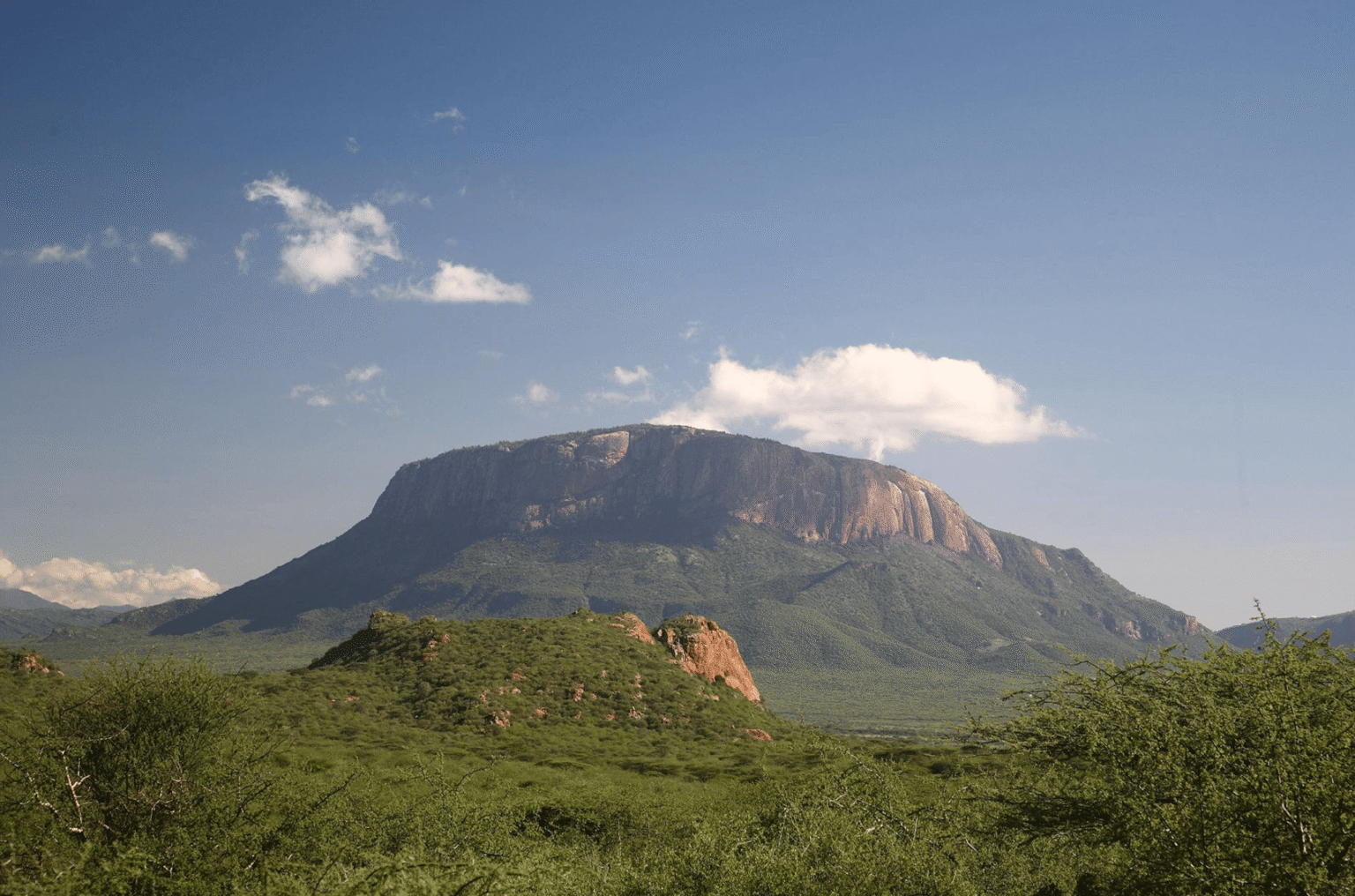 Base Camp Saruni Samburu widok na wzgórze