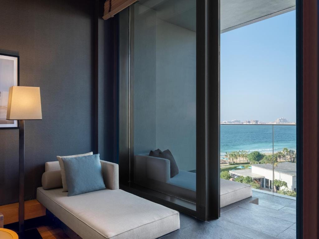 banyan tree dubai at bluewaters pokój sypialniany z odpoczynkiem