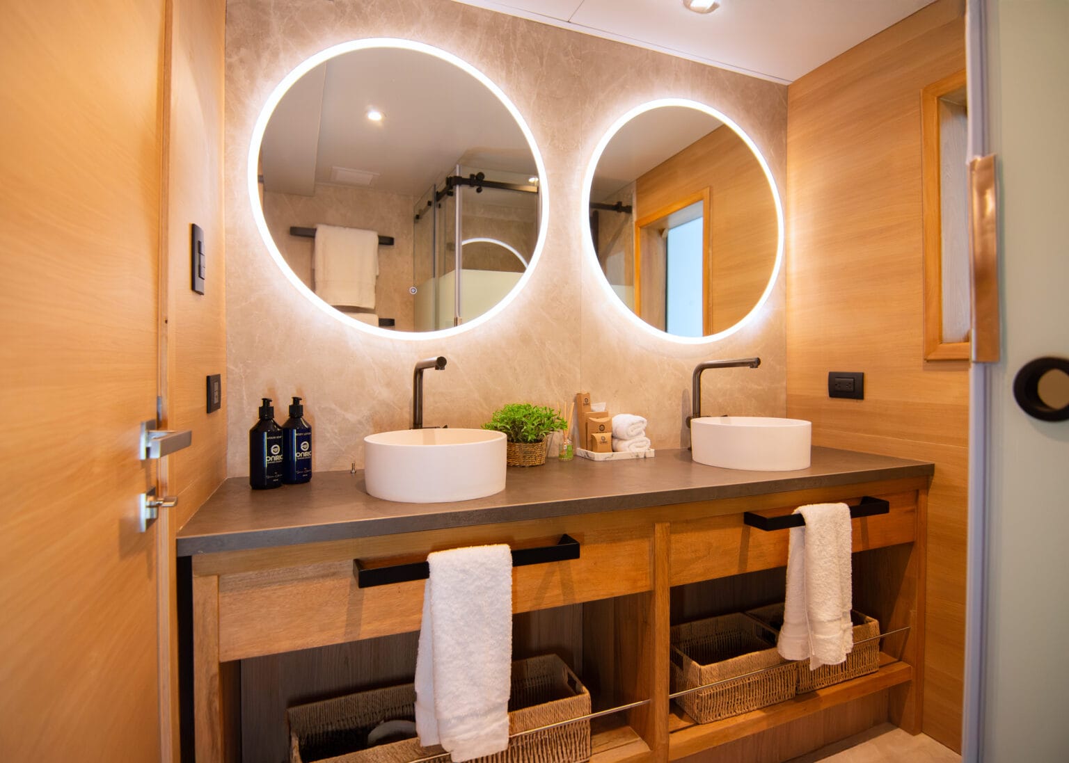 tribute premium suite bathroom