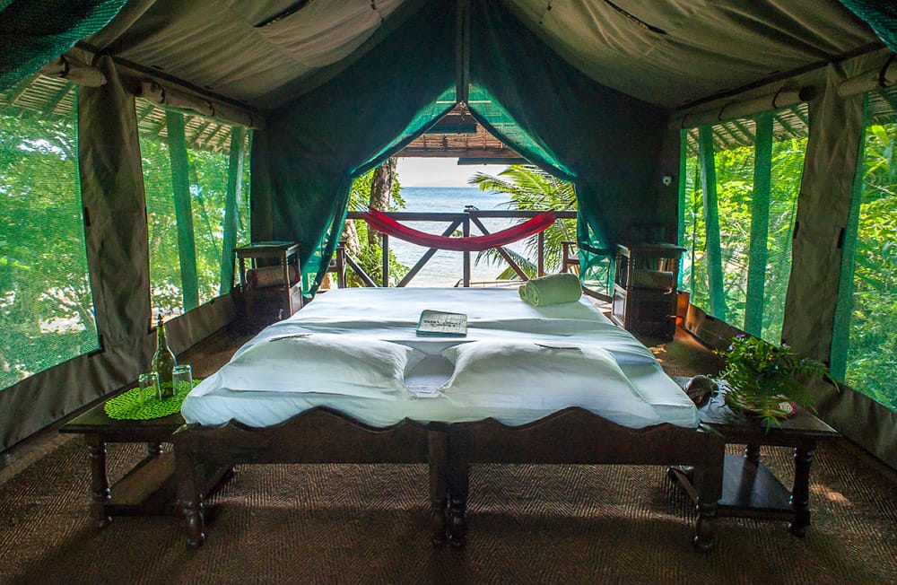 sypialnia w domku na drzewie