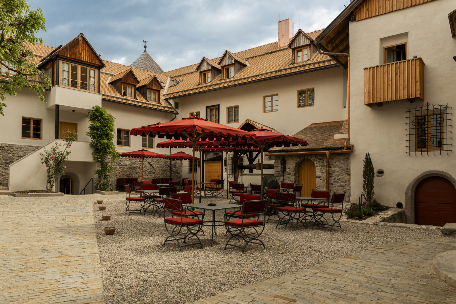 castelbadia court02