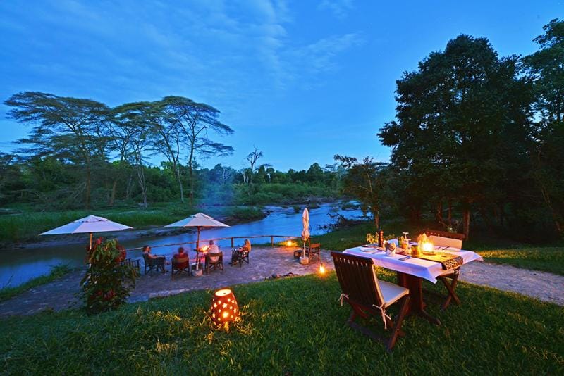 podświetlone lodge nocą