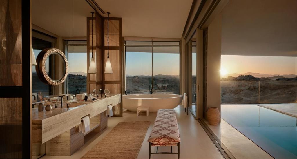 desert rock resort łazienka z wanną przy oknie