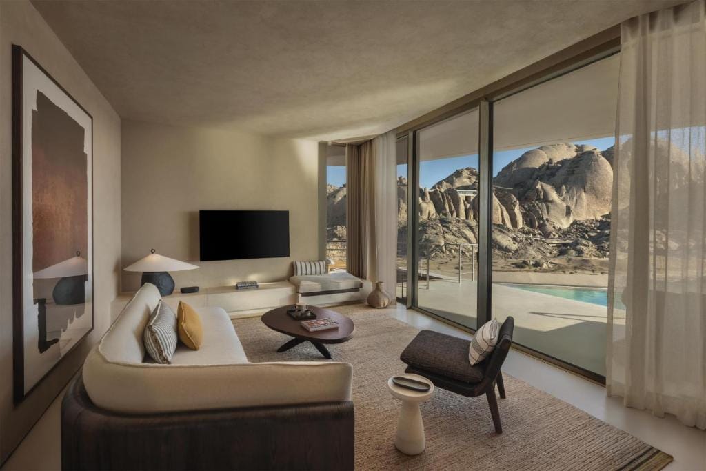 desert rock resort salon z wyjściem na taras