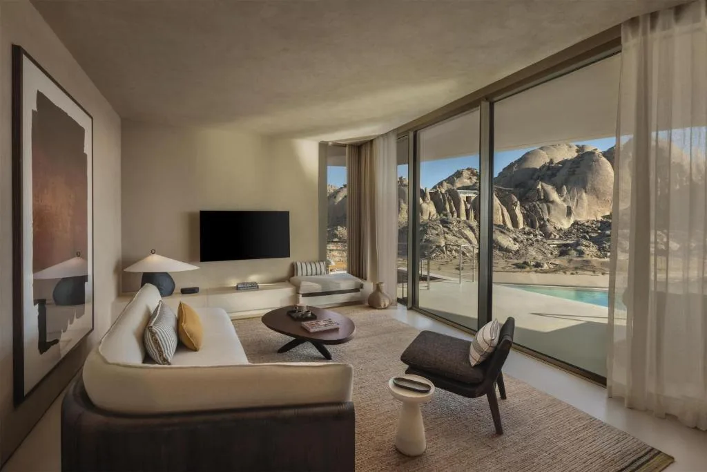 Вітальня Desert Rock Resort з виходом на терасу