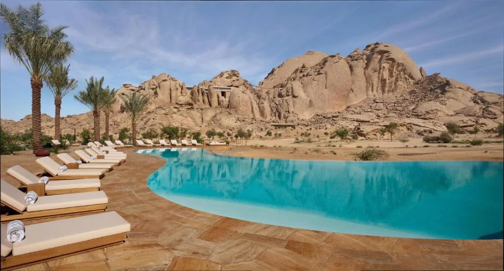 Відкритий басейн курорту Дезерт-Рок
