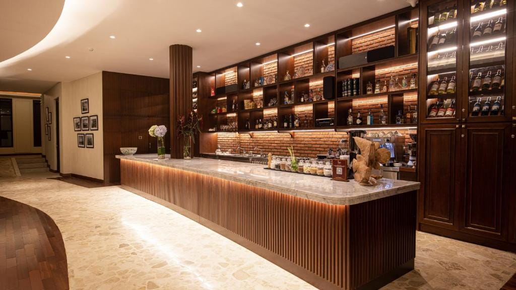 hotel plataran bromo bar