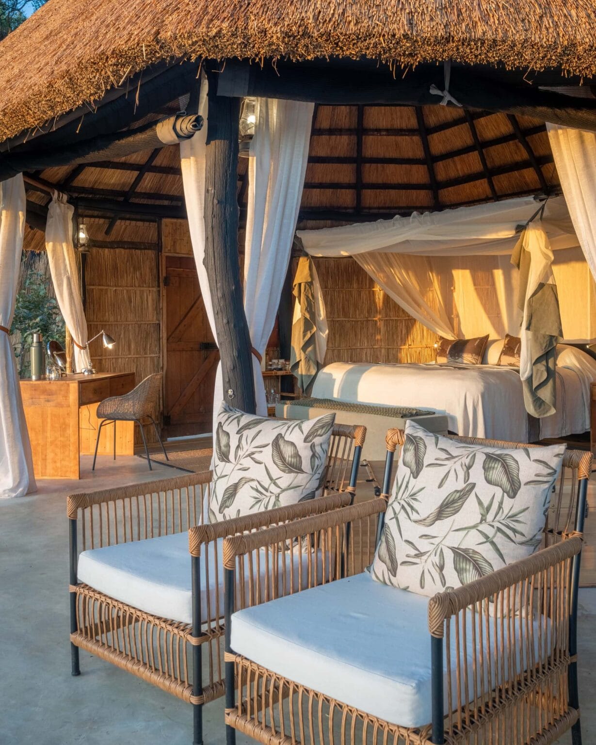 time tide mchenja zambia - wnętrze namiotu - widok na krzesła i łóżko