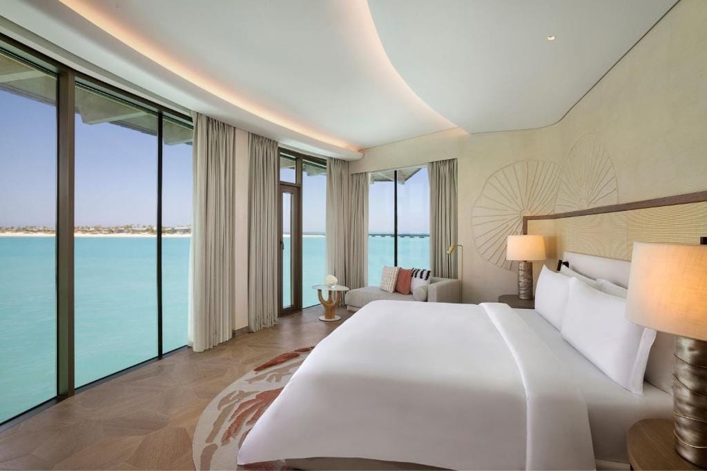 the st. regis red sea resort rozległa sypialnia z widokiem na morze