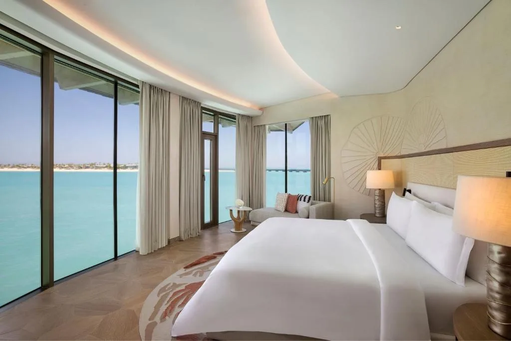 the st. regis red sea resort rozległa sypialnia z widokiem na morze