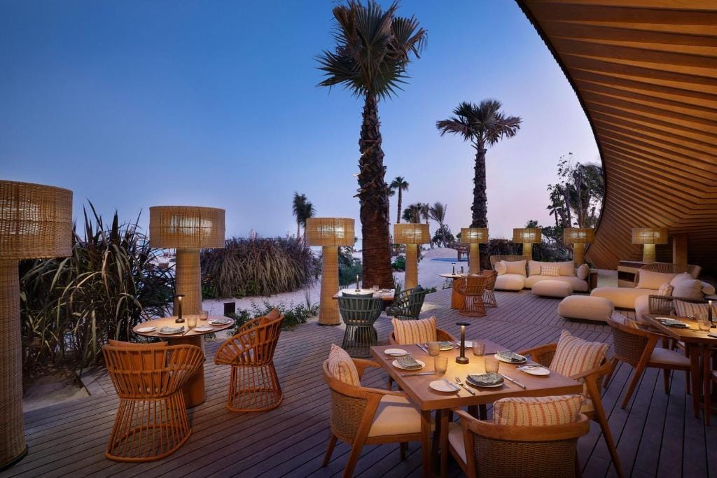 the st. regis red sea resort restauracja wieczorem