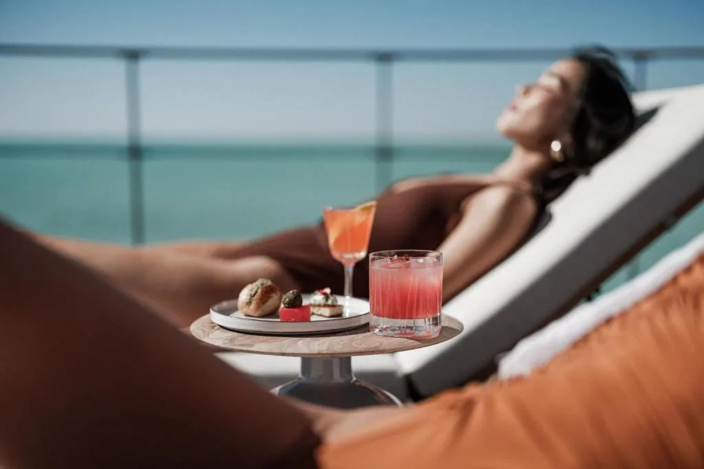 the st. regis red sea resort serwowane drinki przy basenie
