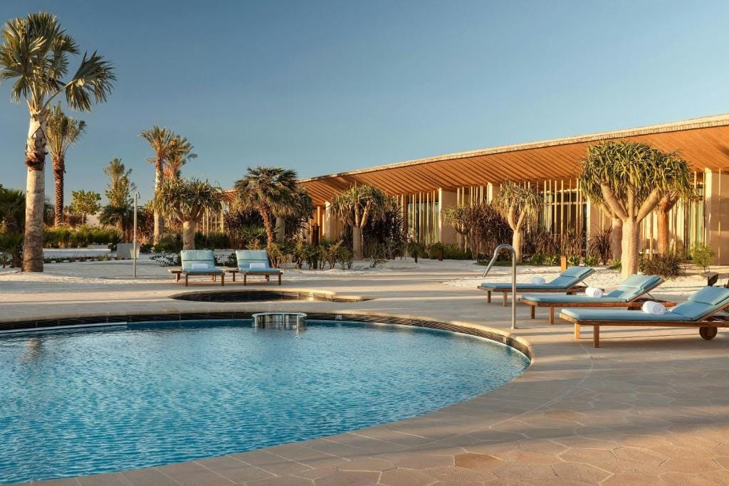 the st. regis red sea resort basen zewnętrzny