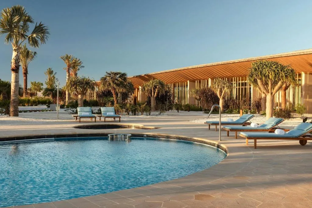 the st. regis red sea resort basen zewnętrzny