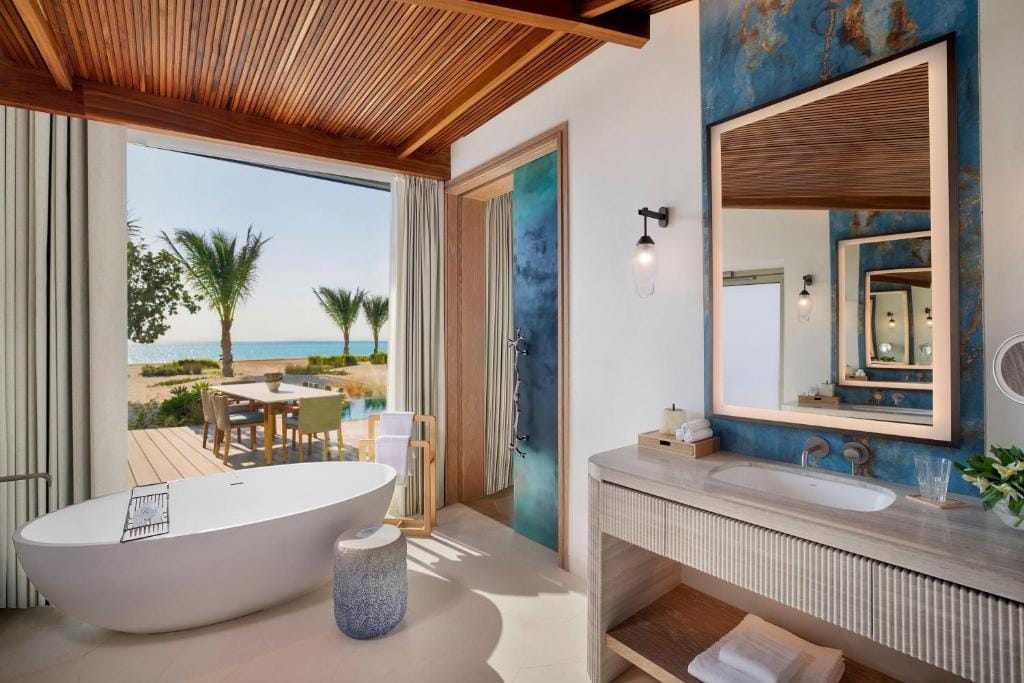 the st. regis red sea resort wanna w lazience w aparatamencie