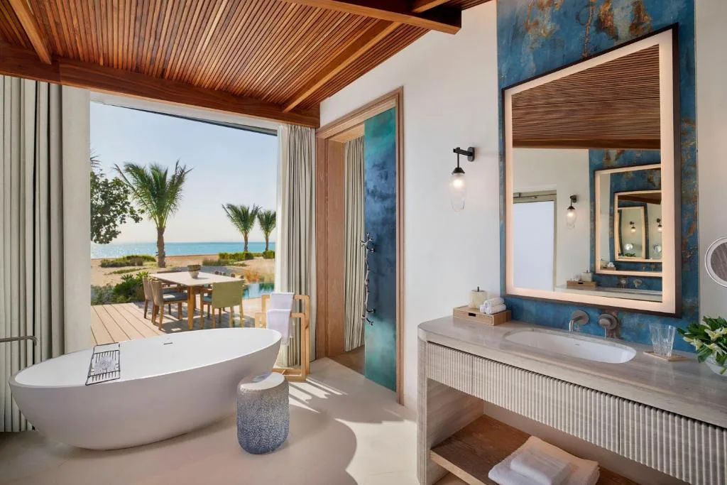 the st. regis red sea resort wanna w lazience w aparatamencie