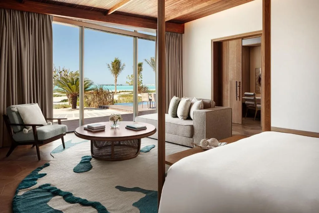 the st. regis red sea resort sypialnia ze strefą salonu